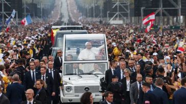 Papa Leon al XIV-lea, aclamat de o mare de oameni pe Champs-Élysées