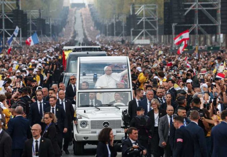 Papa Leon al XIV-lea, aclamat de o mare de oameni pe Champs-Élysées