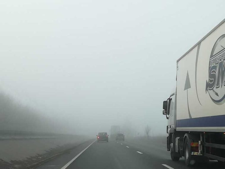 Cod galben de ceață în zone din două județe situate în regiunea Moldovei, în orele următoare