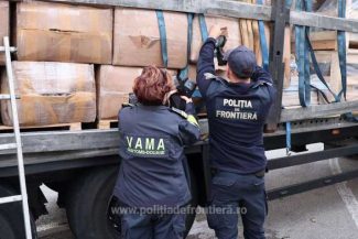 Peste 11.000 de produse susceptibile a fi contrafăcute, în valoare de aproape 900.000 de lei, descoperite la frontieră