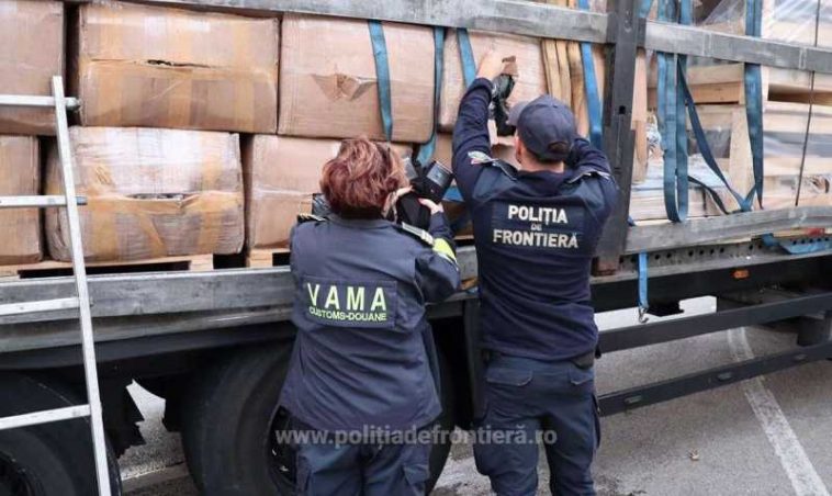 Peste 11.000 de produse susceptibile a fi contrafăcute, în valoare de aproape 900.000 de lei, descoperite la frontieră