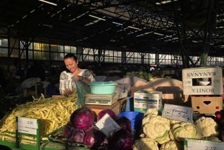 Buzău: Director de școală în timpul săptămânii, comerciant de legume la Piața Centrală în weekend