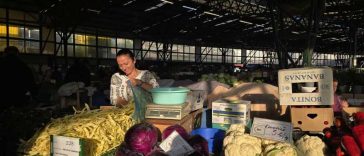 Buzău: Director de școală în timpul săptămânii, comerciant de legume la Piața Centrală în weekend
