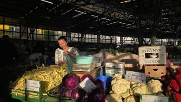 Buzău: Director de școală în timpul săptămânii, comerciant de legume la Piața Centrală în weekend