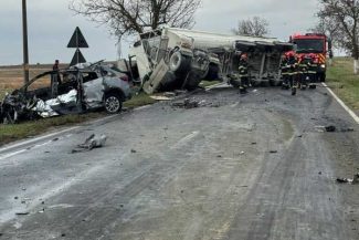 Constanța: Șoferul unui autoturism a murit carbonizat; a intrat în coliziune cu un autotren pe DN 3, la ieșirea din Murfatlar