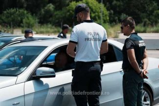 Arad: Trei urmăriți internațional pentru un jaf, dare de mită și furt, depistați de polițiștii de fronieră