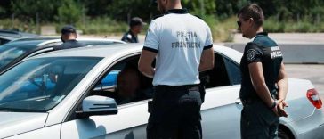 Arad: Trei urmăriți internațional pentru un jaf, dare de mită și furt, depistați de polițiștii de fronieră