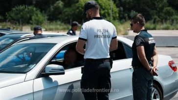 Arad: Trei urmăriți internațional pentru un jaf, dare de mită și furt, depistați de polițiștii de fronieră