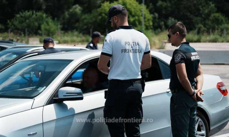 Arad: Trei urmăriți internațional pentru un jaf, dare de mită și furt, depistați de polițiștii de fronieră