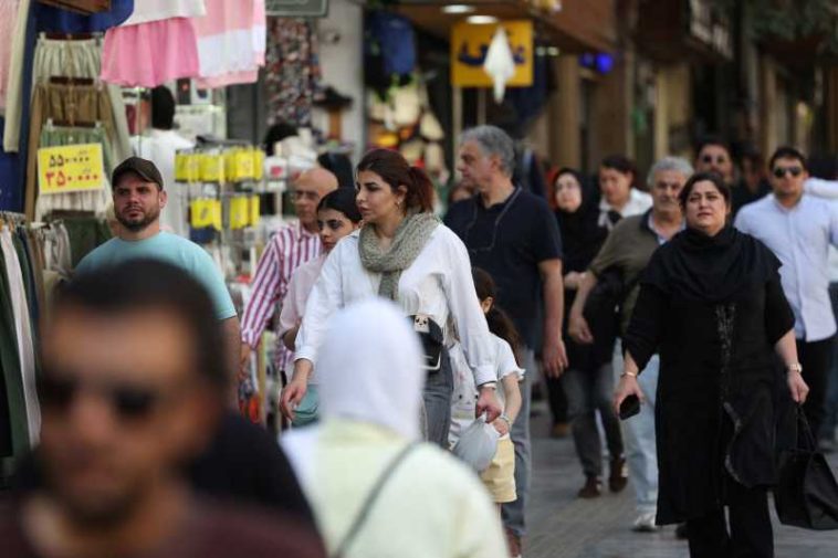 Iran: Justiția ordonă combaterea ”anomaliilor sociale” ca reacție la creșterea numărului femeilor care nu poartă văl