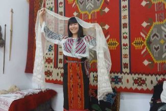 Buzău: Superstiții, mituri și ritualuri și patrimoniul imaterial viu – studiate de o studentă japoneză, la Mânzălești