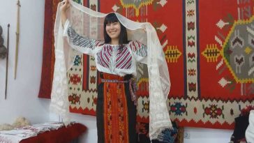 Buzău: Superstiții, mituri și ritualuri și patrimoniul imaterial viu – studiate de o studentă japoneză, la Mânzălești