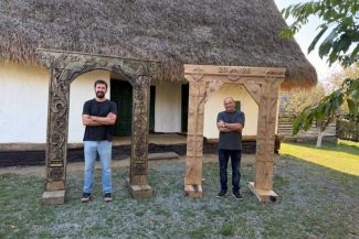 Gorj: Expoziția ”Itinerarii și Porți” reunește la Curtișoara peste 25 de muzeografi, etnografi, cercetători și reprezentanți ai Academiei…