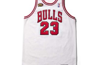 Baschet: Un tricou purtat de Michael Jordan în finala NBA 1998, vândut pentru 12,2 milioane de dolari