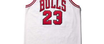 Baschet: Un tricou purtat de Michael Jordan în finala NBA 1998, vândut pentru 12,2 milioane de dolari