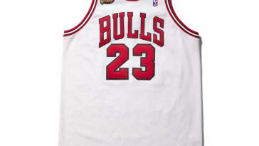 Baschet: Un tricou purtat de Michael Jordan în finala NBA 1998, vândut pentru 12,2 milioane de dolari