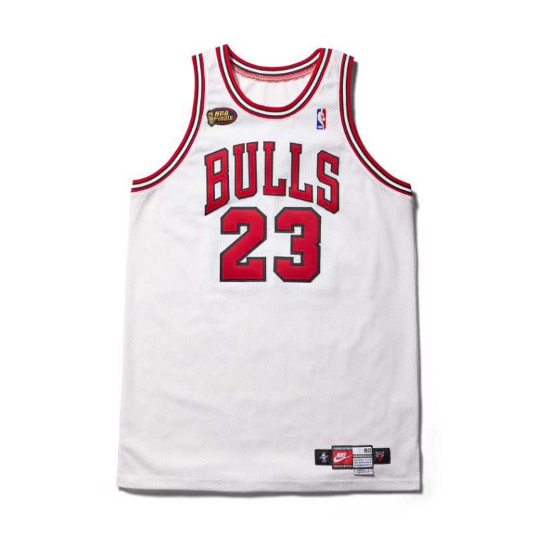 Baschet: Un tricou purtat de Michael Jordan în finala NBA 1998, vândut pentru 12,2 milioane de dolari