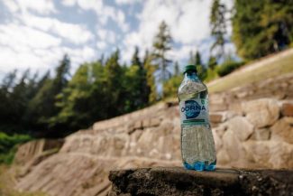 (P) În munții de unde izvorăște apa minerală Dorna, nicio activitate economică nu se desfășoară pe zeci de hectare, pentru a proteja izvoarele