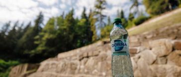 (P) În munții de unde izvorăște apa minerală Dorna, nicio activitate economică nu se desfășoară pe zeci de hectare, pentru a proteja izvoarele