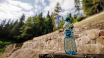 (P) În munții de unde izvorăște apa minerală Dorna, nicio activitate economică nu se desfășoară pe zeci de hectare, pentru a proteja izvoarele