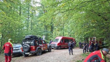 Hunedoara: Incendiul din zona Cheile Buții, în masivul Retezat, a fost localizat; operațiunile de stingere continuă