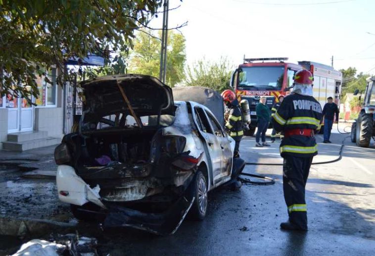Brăila: Un autoturism a ars în totalitate în urma unui accident rutier; nu au fost înregistrate victime