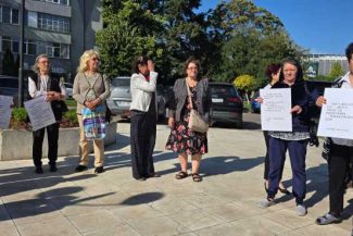Olt: Pensionari din Asociația ”Solidaritatea” au protestat în fața Prefecturii; ei au solicitat indexarea pensiilor cu cel puțin 15%