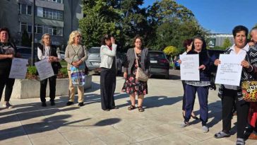 Olt: Pensionari din Asociația ”Solidaritatea” au protestat în fața Prefecturii; ei au solicitat indexarea pensiilor cu cel puțin 15%