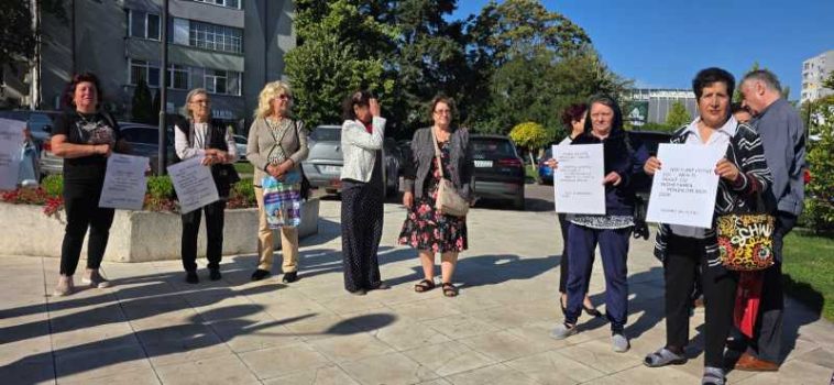 Olt: Pensionari din Asociația ”Solidaritatea” au protestat în fața Prefecturii; ei au solicitat indexarea pensiilor cu cel puțin 15%