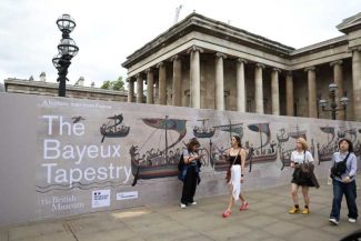 Un bărbat orb dă în judecată British Museum pentru absența tururilor audio la expoziția dedicată Tapiseriei de la Bayeux