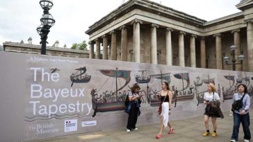 Un bărbat orb dă în judecată British Museum pentru absența tururilor audio la expoziția dedicată Tapiseriei de la Bayeux