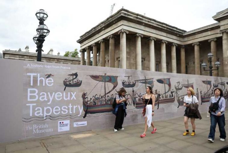 Un bărbat orb dă în judecată British Museum pentru absența tururilor audio la expoziția dedicată Tapiseriei de la Bayeux