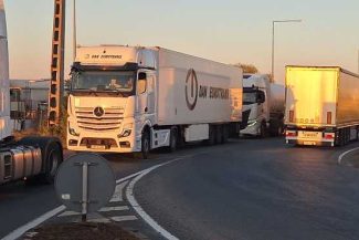 Arad: Zeci de transportatori protestează față de introducerea platformei TollRo
