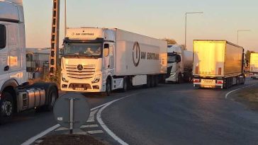Arad: Zeci de transportatori protestează față de introducerea platformei TollRo