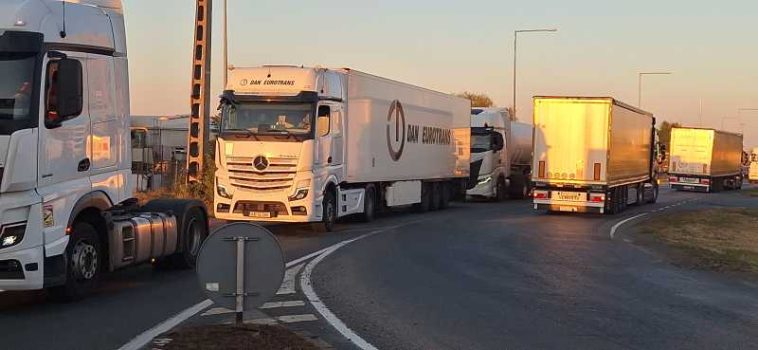 Arad: Zeci de transportatori protestează față de introducerea platformei TollRo