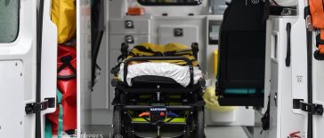 Harghita: Un bărbat de 61 de ani, din Călnaci, a ajuns la spital cu arsuri după ce ar fi încercat să aprindă focul cu benzină