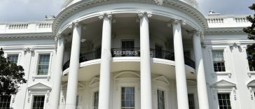Cele trei media interzise la Casa Albă încearcă să obțină un ordin judecătoresc care să le mențină accesul