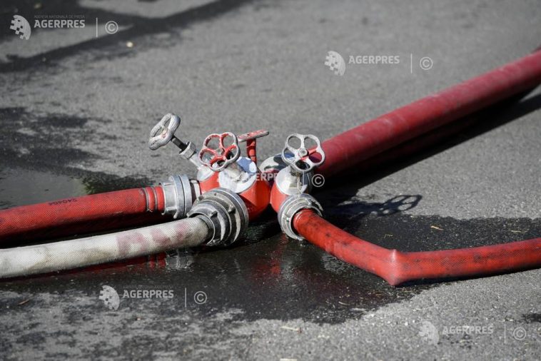 UPDATE Olt: Acoperișul blocului de la Balș și 21 de apartamente, afectate de incendiul produs în noaptea de vineri spre sâmbătă