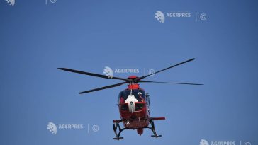 Hunedoara: Turistă străină evacuată cu elicopterul din masivul Retezat