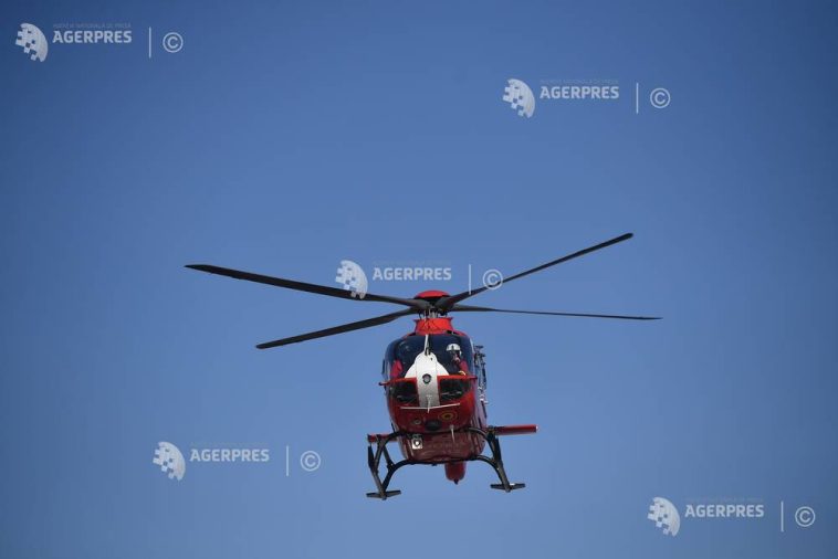 Hunedoara: Turistă străină evacuată cu elicopterul din masivul Retezat