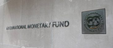 Oxfam acuză FMI că vrea să revină la ‘terapia de șoc’ din anii 1980