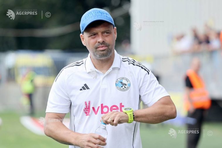 Fotbal: Antrenorul Florin Maxim continuă la Corvinul Hunedoara, anunță conducerea clubului