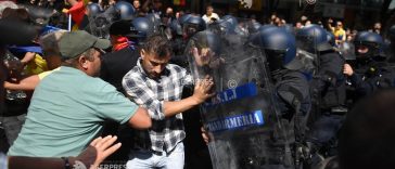 Protestatarii din Piața Victoriei au rupt cordonul de jandarmi și au pătruns pe strada Paris