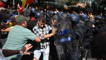 Protestatarii din Piața Victoriei au rupt cordonul de jandarmi și au pătruns pe strada Paris