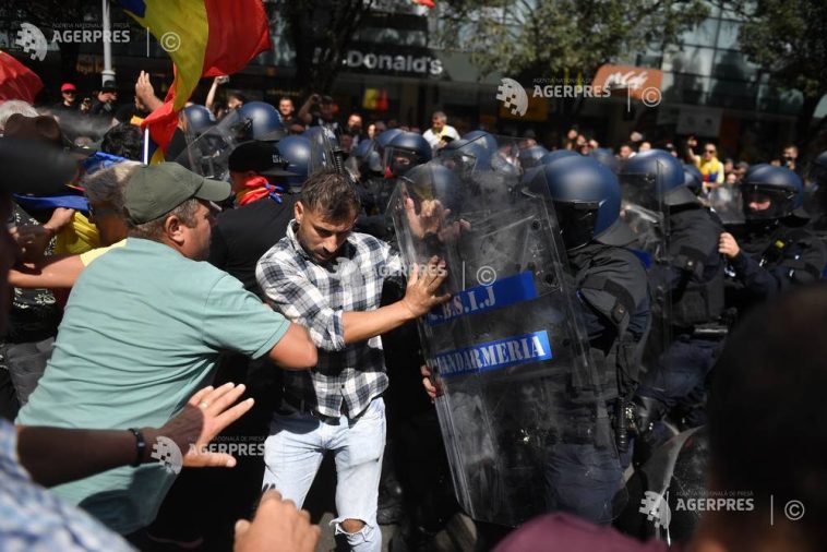 Protestatarii din Piața Victoriei au rupt cordonul de jandarmi și au pătruns pe strada Paris