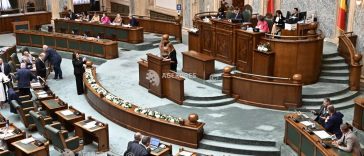Senat: Elevii – obligați să se prezinte la școală în uniformă (proiect adoptat)