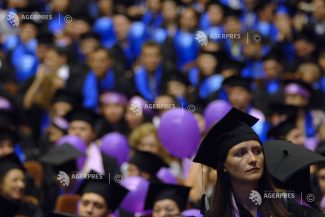 Raport: România are puțini absolvenți de studii superioare și investește sub media OCDE în educație