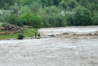 Bacău: Băiețelul în vârstă de 4 ani din Dofteana, dispărut joi, a fost găsit decedat în albia Trotușului