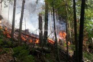 IGSU: Continuă acțiunile de stingere a incendiilor de la Băile Herculane; acționează peste 120 de pompieri și două elicoptere