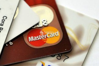 Peste jumătate dintre români folosesc serviciile bancare online, iar 54% cunosc RoPay (sondaj)